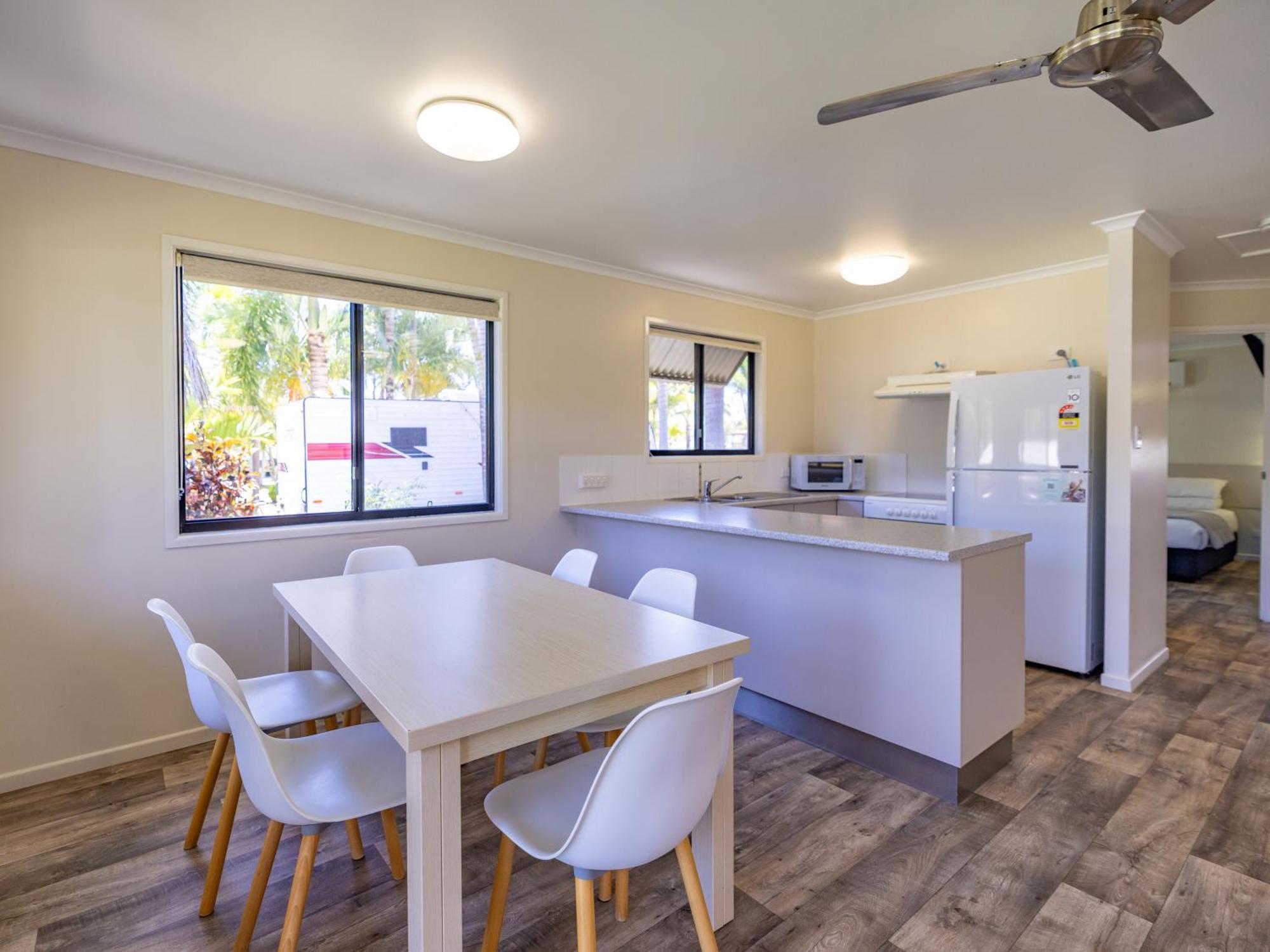 Nrma Capricorn Yeppoon Holiday Park Kinka Beach Room photo