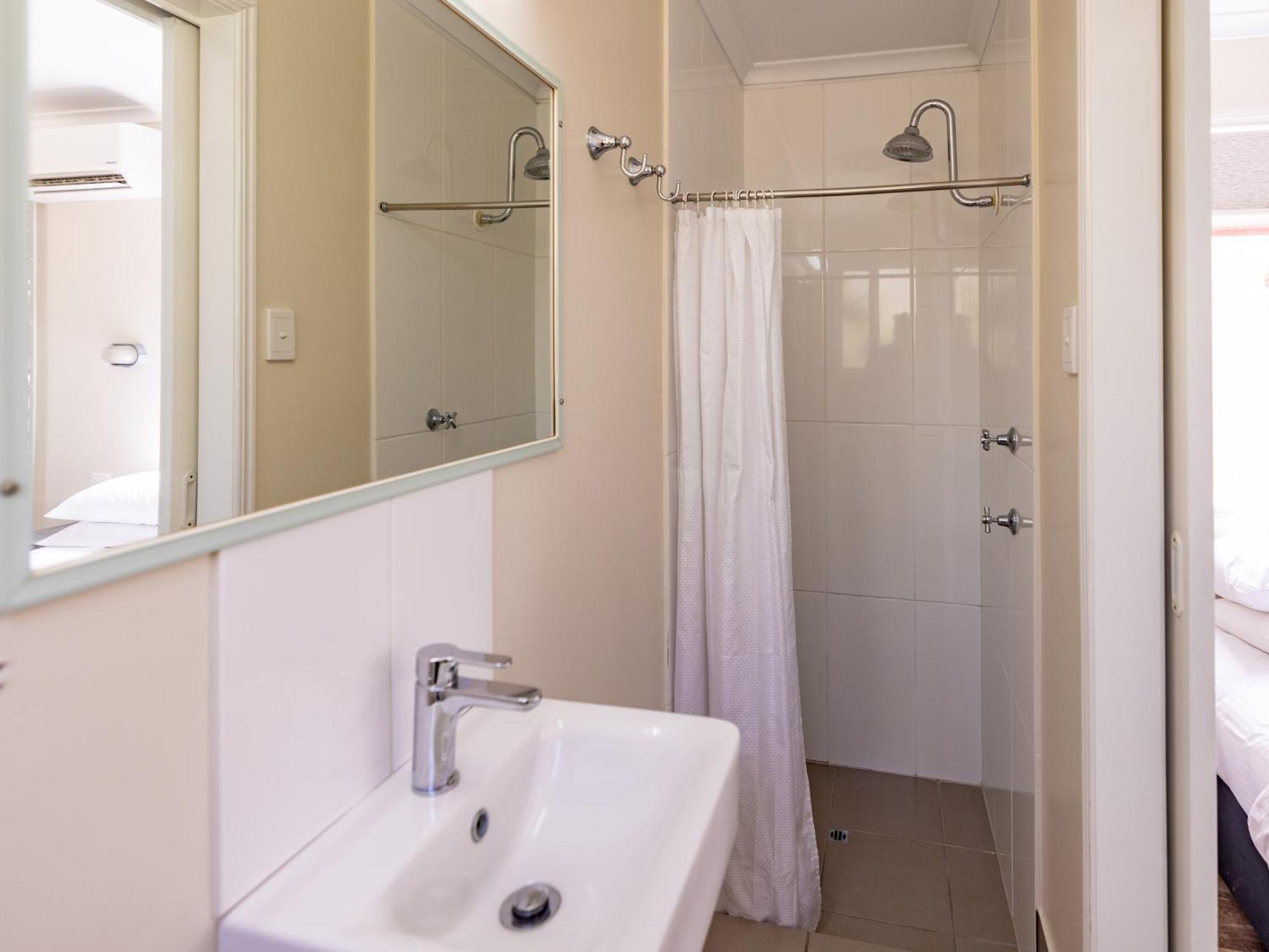 Nrma Capricorn Yeppoon Holiday Park Kinka Beach Room photo