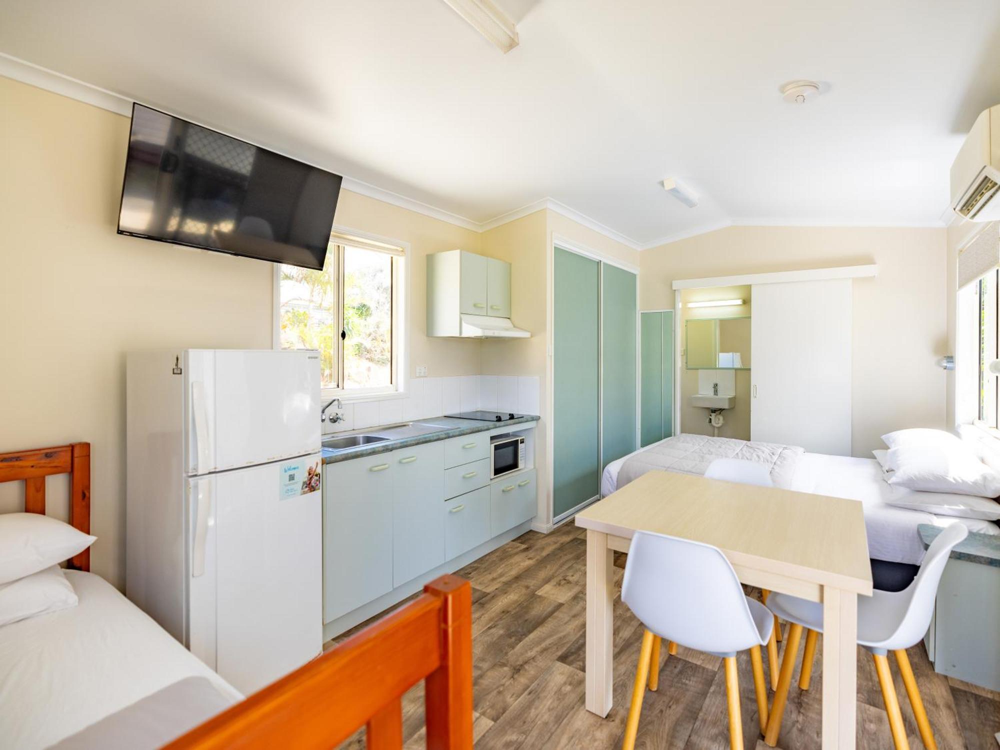 Nrma Capricorn Yeppoon Holiday Park Kinka Beach Room photo